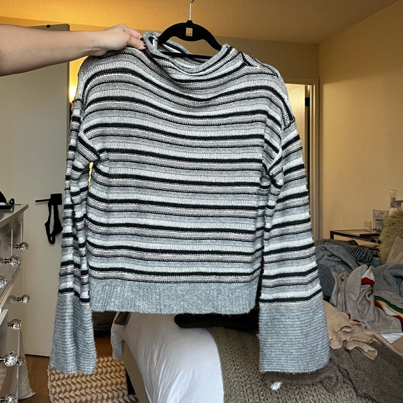 Splendid bell sleeve knit sweater - Picture 4 of 4